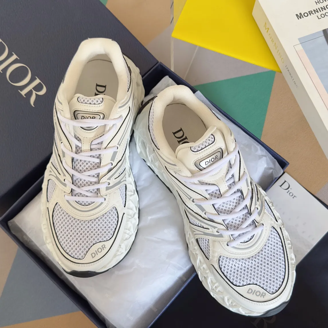 【DIOR】P:800💰 Men's 39-44. (Male 45.46 custom-made) Dior kawa Dior joint 2025ss casual sports shoes‼ ️ Reinterpret running shoes with dior’s haute couture style. b35 is made of fine-textured leather and mesh fabric materials. It can be worn in all seasons, is comfortable and breathable, and has many lines on the shoe body to outline details. It has a full retro three-dimensional feel and can create a casual look all year round!